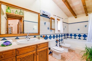Bañera, secador de pelo y toallas