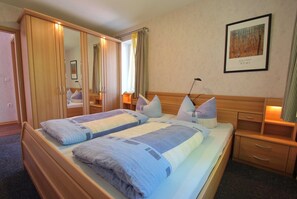 3 bedrooms, iron/ironing board, WiFi, bed sheets