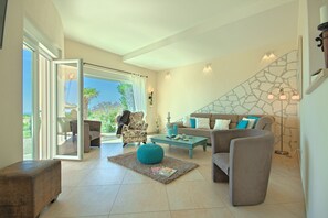 Télévision, cheminée, livres, chaîne hi-fi