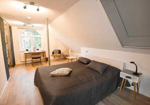 2 slaapkamers, een bureau, een strijkplank/strijkijzer, wifi