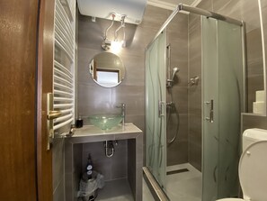 Shower, hair dryer - Luxury apartment with spa, wifi, pool (Siófok)