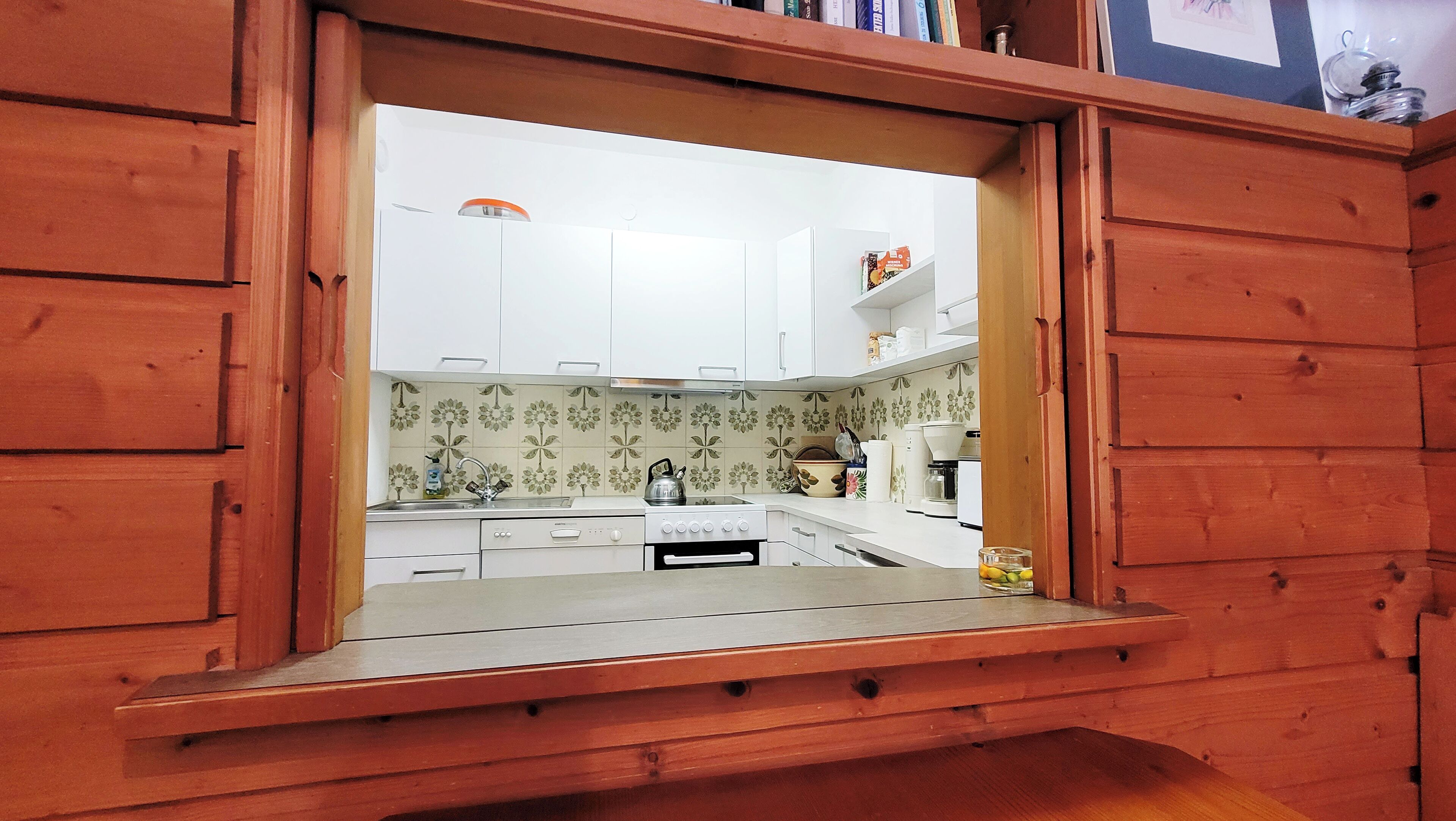 Coffee/tea maker, fridge, oven, stovetop