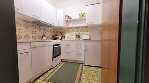 Fridge, oven, stovetop, dishwasher