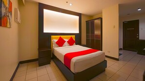 Habitación doble estándar, 1 cama matrimonial, para no fumadores, vista a la ciudad | Escritorio, cortinas blackout y insonorización