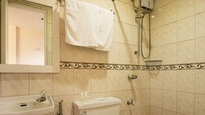 Habitación doble estándar, 1 cama matrimonial, para no fumadores, vista a la ciudad | Baño | Regadera, amenidades de baño gratuitas, toallas