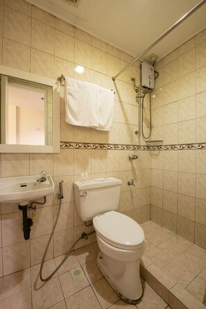 Standard Double Room, 1 Double Bed, Non Smoking, City View | Bathroom | Shower, free toiletries, towels