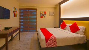 Habitación doble estándar, 1 cama matrimonial, para no fumadores, vista a la ciudad | Escritorio, cortinas blackout y insonorización
