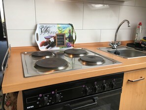 Réfrigérateur, four, chaise haute