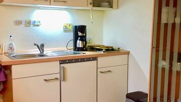 Kühlschrank, Mikrowelle, Ofen, Wasserkocher mit Kaffee-/Teezubehör