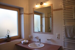 Bruser, hårtørrer, håndklæder, Toiletpapir