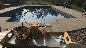 Een verwarmd zwembad