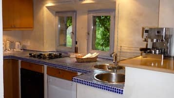 Een koelkast, een oven, een kookplaat, een vaatwasser