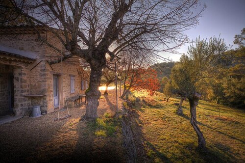 Provence villa quiet private pool large garden near pretty village 6 pers.