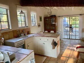 Fridge, oven, stovetop, dishwasher - Holiday home in the hills of the Côte d'Azur (Le Plan-De-La-Tour)