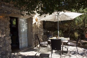 Outdoor dining - Holiday home in the hills of the Côte d'Azur (Le Plan-De-La-Tour)