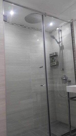 Deluxe Apartment, 2 Bedrooms, Lakeside | Bathroom | Shower, rainfall showerhead, free toiletries, hair dryer - The Best Entire Flat in Dubai Marina (Dubai)