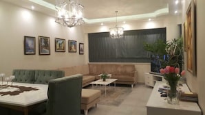 Apartemen Deluks, 2 kamar tidur, tepi danau | Area keluarga | TV layar datar