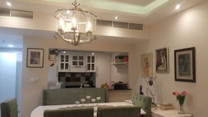 Apartemen Deluks, 2 kamar tidur, tepi danau | Makan di kamar