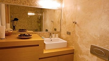 Apartment | Bathroom | Shower, hair dryer