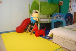 三人房, 多張床, 非吸煙房 | 書桌、免費無線上網、床單