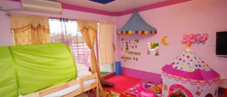 Quarto família, várias camas, para não fumantes | Escrivaninha, Wi-Fi de cortesia, roupa de cama