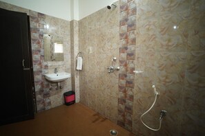 Deluxe Double Room, Shared Bathroom | Bathroom | Shower, free toiletries, slippers, towels