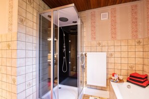 Shower, hair dryer, towels, soap - Apartment Mientje, 35214 - Apartment Mientje (Hesel)