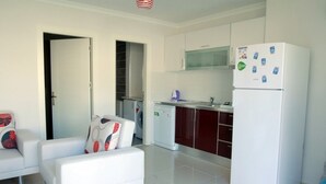 Refrigerador con freezer, horno, placa de cocina, lavavajillas