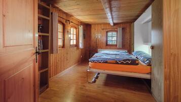 2 bedrooms, desk, iron/ironing board, travel crib