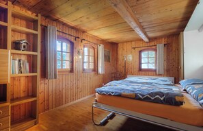 2 bedrooms, desk, iron/ironing board, travel crib - unique apartment in the heart of the old town of Visp / Wallis (Visp)