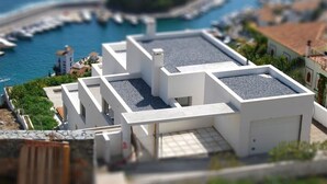 Un bâtiment moderne doté d’un toit plat et d’un petit balcon.