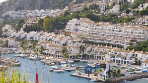 Un port de plaisance situé sur la côte, avec des bâtiments blancs et des bateaux.