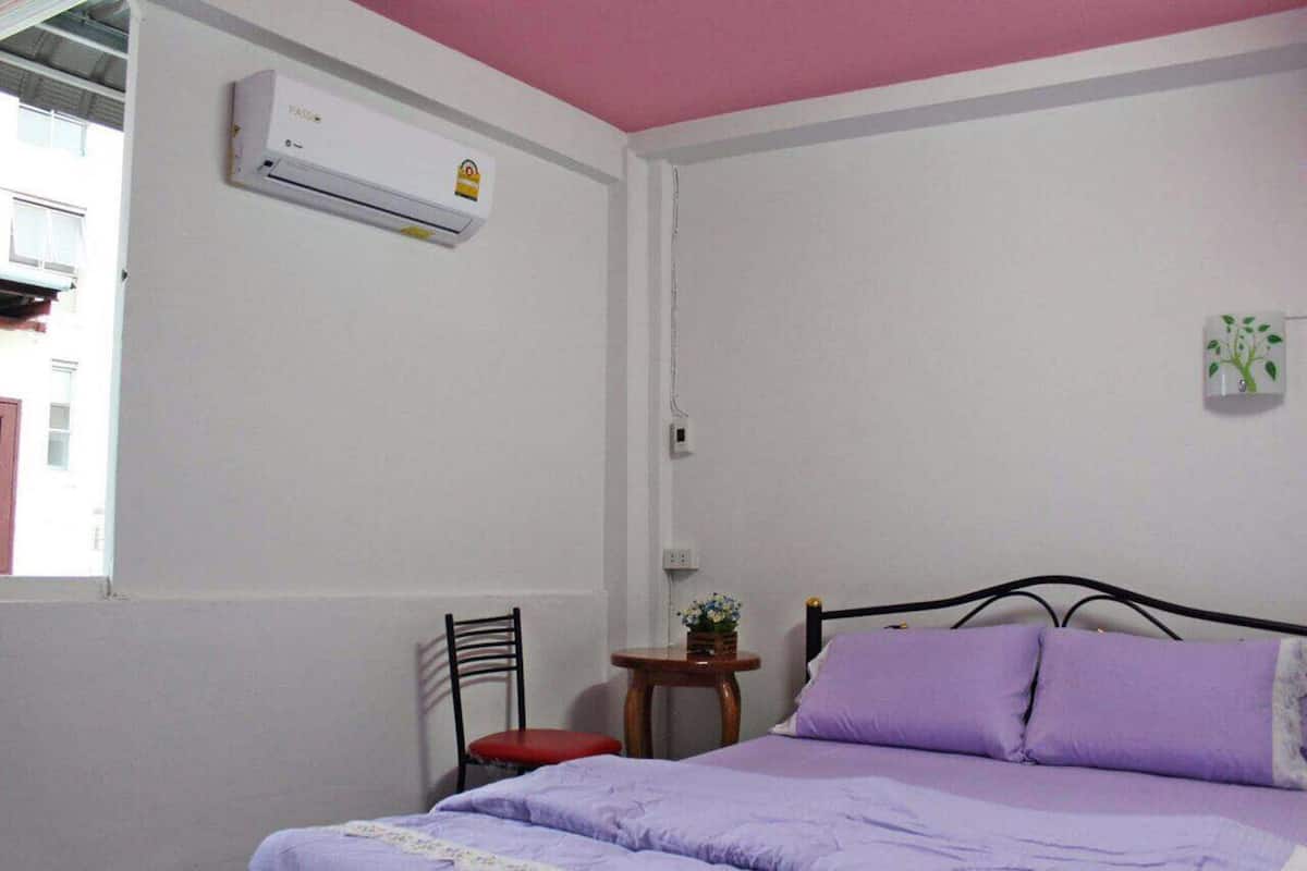 Budget Room with Shared Bathroom (4th Floor) | Setrika/meja setrika dan Wi-Fi gratis