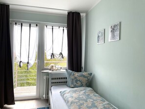 3 bedrooms, in-room safe, iron/ironing board, travel crib