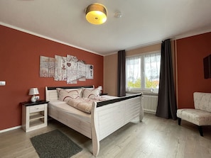 3 bedrooms, in-room safe, iron/ironing board, travel cot