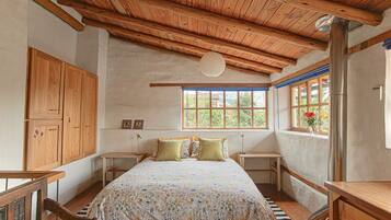 1 chambre, bureau, fer et planche à repasser, lit parapluie