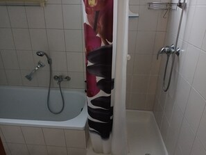 Baignoire, séchoir à cheveux, serviettes fournies, savon