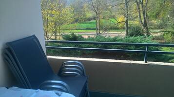Ein Balkon mit Blick auf einen Park.