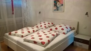 1 chambre, coffre-fort, fer et planche à repasser