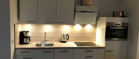 Kylskåp, ugn, diskmaskin och kaffe- och tebryggare