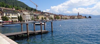 Leilighet i det gamle slottklosteret Basseng med utsikt over innsjøen