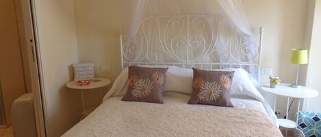 1 habitación, tabla de planchar con plancha, wifi gratis y ropa de cama