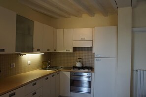 Fridge, oven, stovetop, coffee/tea maker