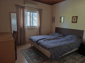 2 bedrooms, iron/ironing board, free WiFi, bed sheets