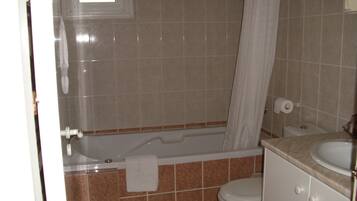 Combined shower/bathtub, jetted bath, hair dryer, towels
