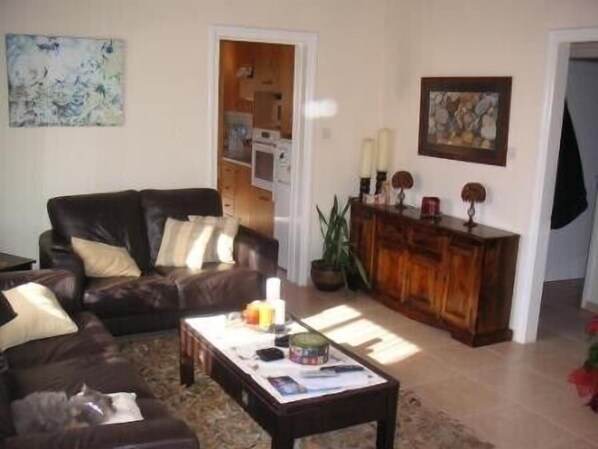 Smart TV, DVD player, livros, biblioteca musical