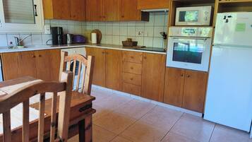 Wasserkocher mit Kaffee-/Teezubehör, Kühlschrank, Mikrowelle, Ofen