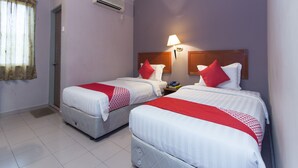 Phòng 2 giường đơn Tiêu chuẩn | Bàn, bộ trải giường 