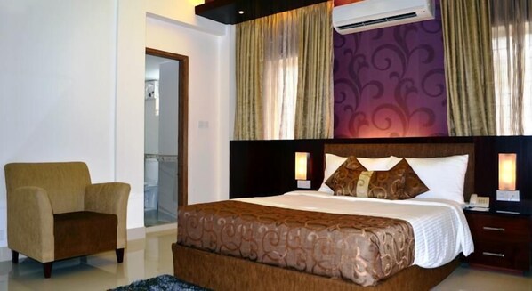In-room safe, blackout drapes, iron/ironing board, rollaway beds - La Villa Western (Dhaka)