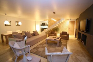 Villa | Wohnbereich | Flachbildfernseher